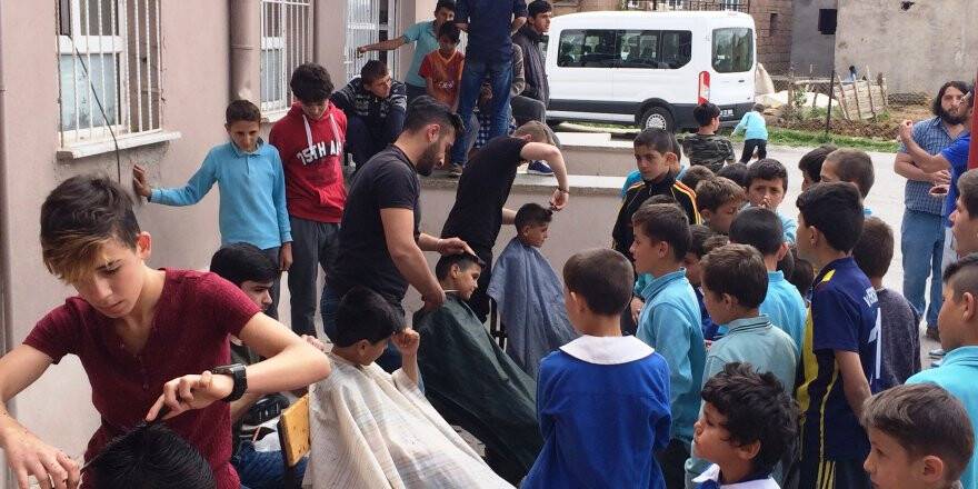 Öğrenciler fön çekip, saç tıraşı yaptı