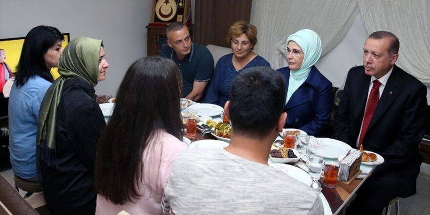 Cumhurbaşkanı Erdoğan Şehit Evinde İftar Yaptı
