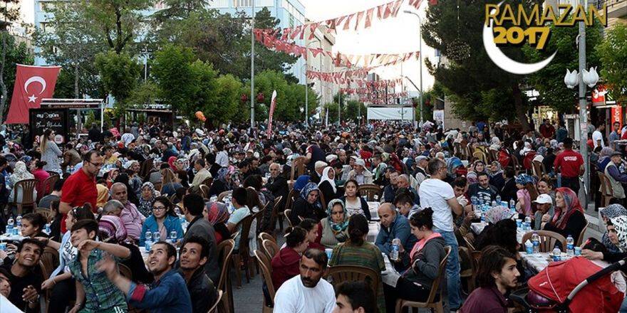 Uşak'ta 25 Bin Kişiyle 'Milli Birlik Ve Kardeşlik' İftarı
