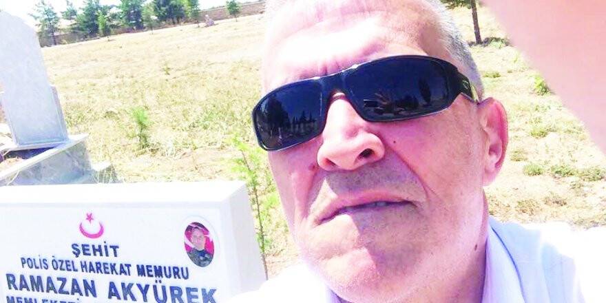 Ramazan Bayram şehidin kabri başında