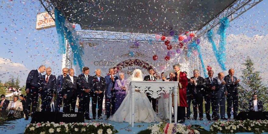 Siyasetçileri buluşturan düğün