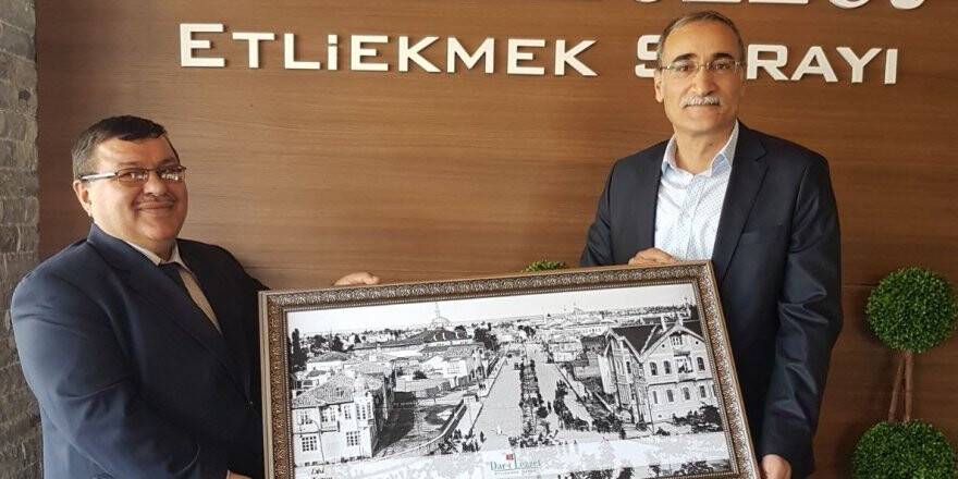 Dar-ı Lezzet'te Tahir Şahin’e tablo hediyesi