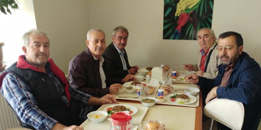 Yaşar Sekizli ve konukları öğle yemeğinde