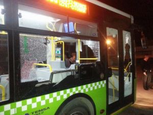 İçi yolcu dolu otobüse taşlı saldırı
