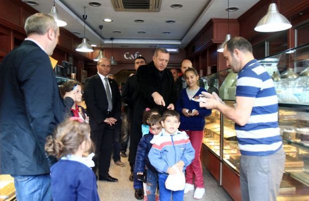 Erdoğan, oğlu ve torunuyla market alışverişinde 10