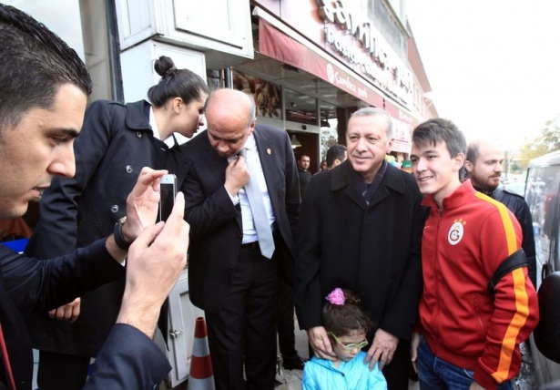 Erdoğan, oğlu ve torunuyla market alışverişinde 12