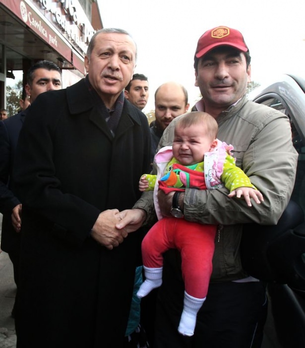 Erdoğan, oğlu ve torunuyla market alışverişinde 13