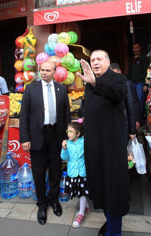 Erdoğan, oğlu ve torunuyla market alışverişinde 2