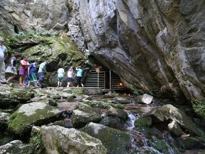 İçinden yeraltı nehri akan mağara "Dupnisa"