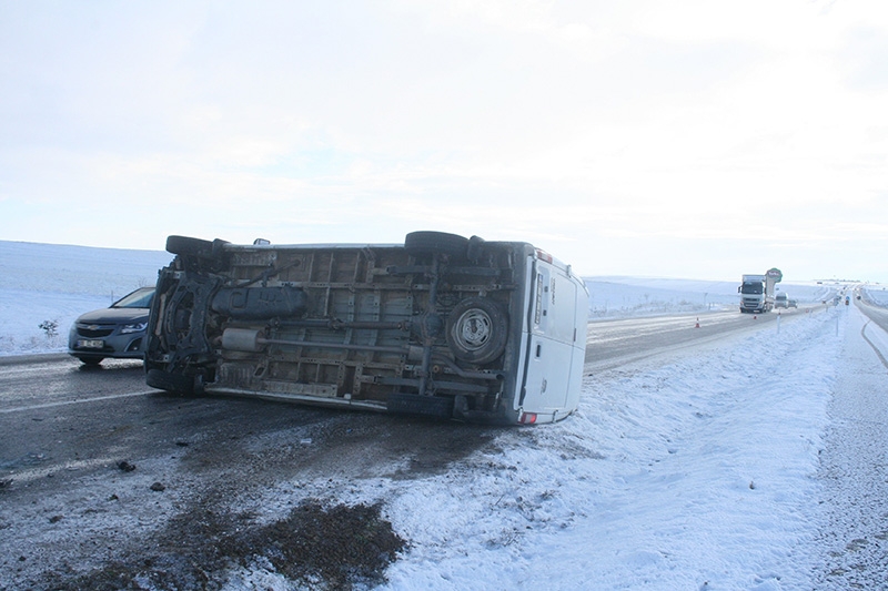 Buzlanma nedeniyle dört araç devrildi: 1 ölü, 8 yaralı 4