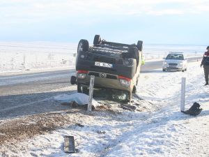 Buzlanma nedeniyle dört araç devrildi: 1 ölü, 8 yaralı