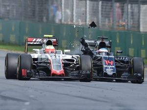 Formula 1'de Alonso kaza yaptı