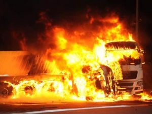 Antalya'da otomobildeki 5 kişi yanarak öldü