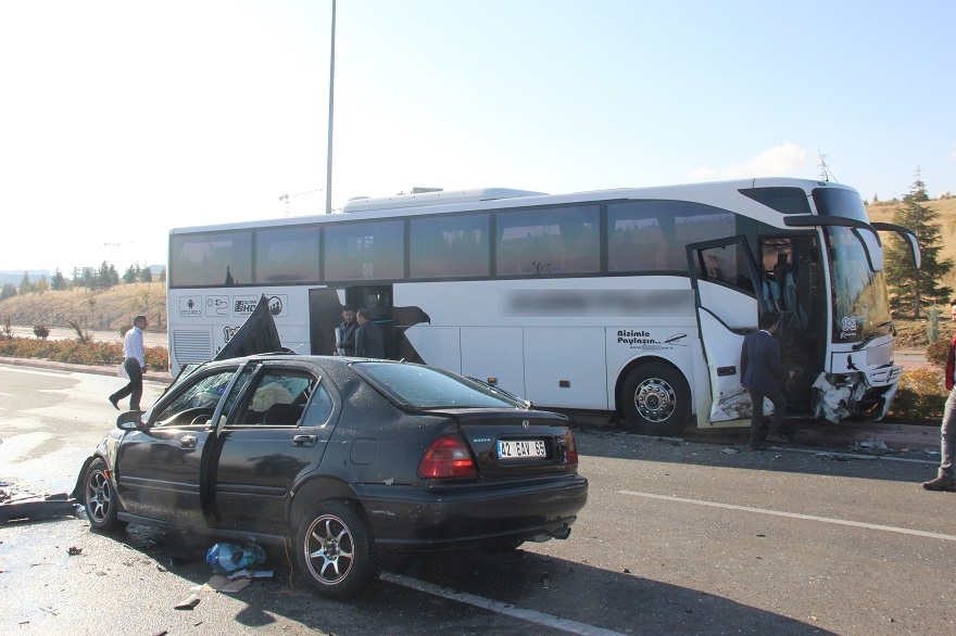 Yolcu otobüsü ile otomobil kafa kafaya çarpıştı: 1'i ağır 2 yaralı 3