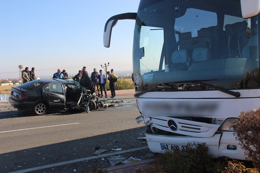 Yolcu otobüsü ile otomobil kafa kafaya çarpıştı: 1'i ağır 2 yaralı 5