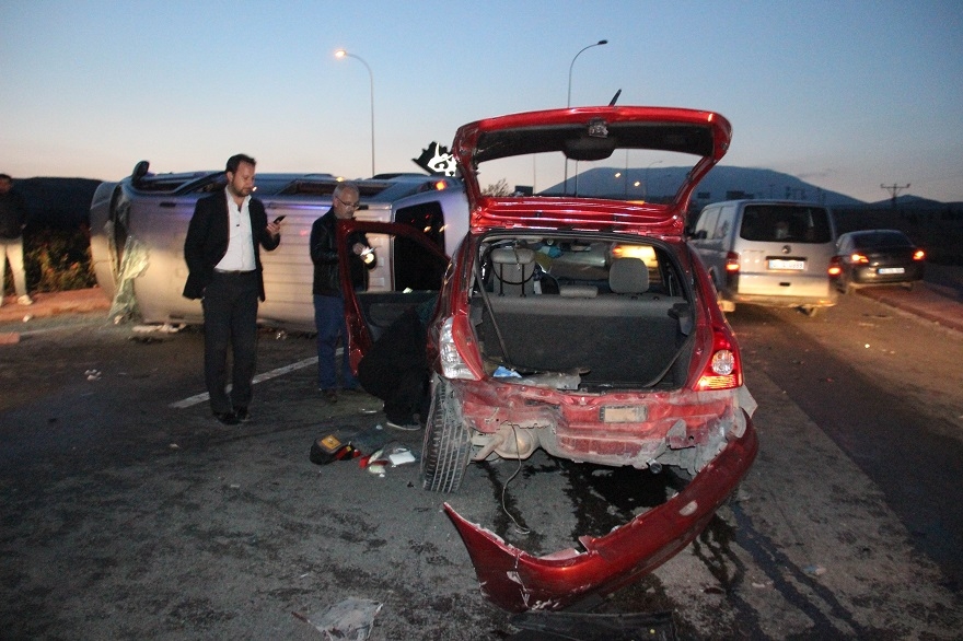 AK Partilileri taşıyan minibüsle otomobil çarpıştı: 9 yaralı 17