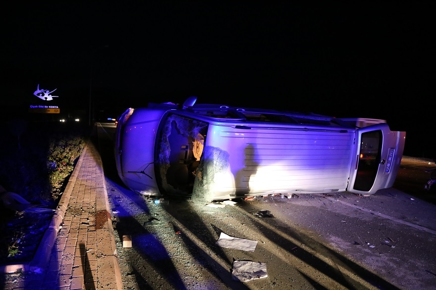 AK Partilileri taşıyan minibüsle otomobil çarpıştı: 9 yaralı 3