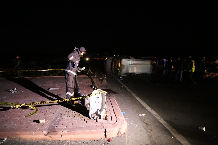 AK Partilileri taşıyan minibüsle otomobil çarpıştı: 9 yaralı 4