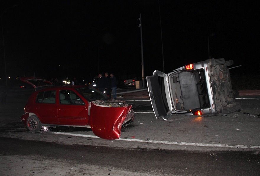 AK Partilileri taşıyan minibüsle otomobil çarpıştı: 9 yaralı 6