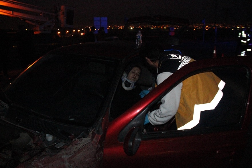 AK Partilileri taşıyan minibüsle otomobil çarpıştı: 9 yaralı 9