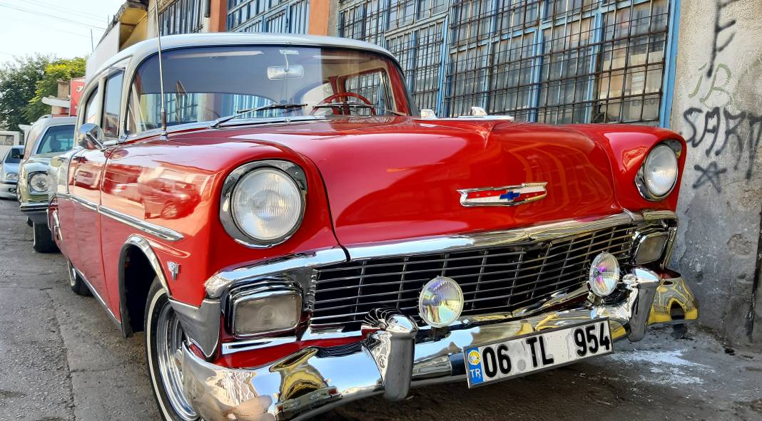 Konya'da  klasik otomobilleri hurdadan alıp eski ihtişamına kavuşturuyor 7
