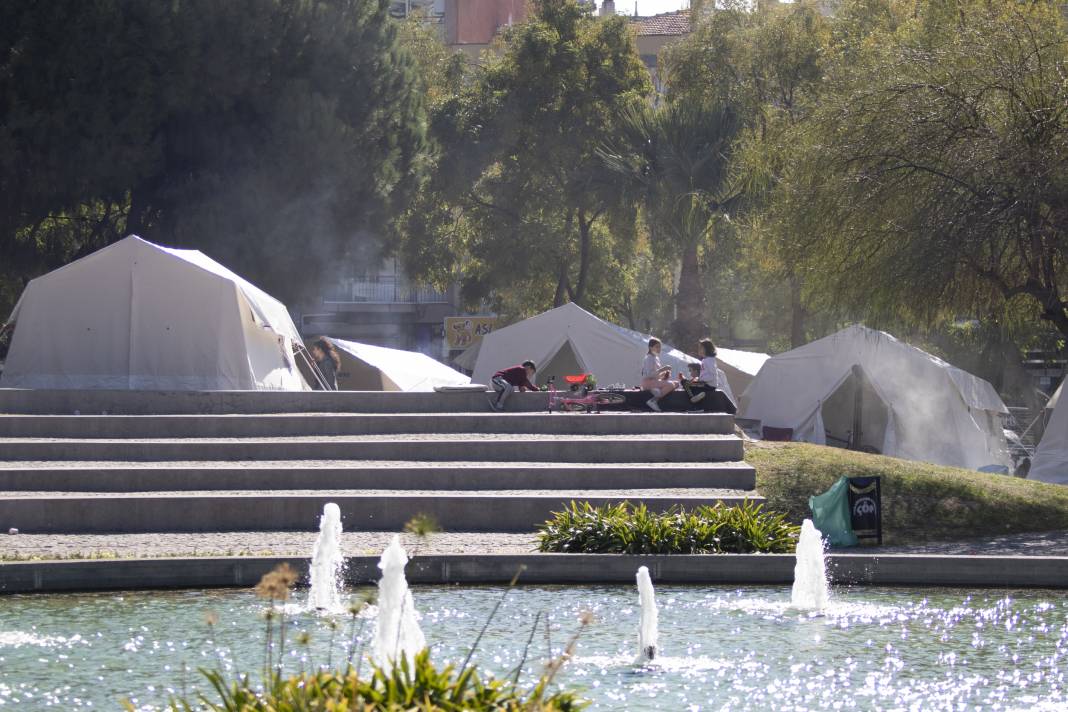 Depremzede çocuklar, korku dolu anları çadır kentte unutmaya çalışıyor 13