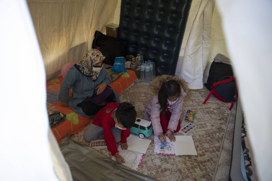 Depremzede çocuklar, korku dolu anları çadır kentte unutmaya çalışıyor 7