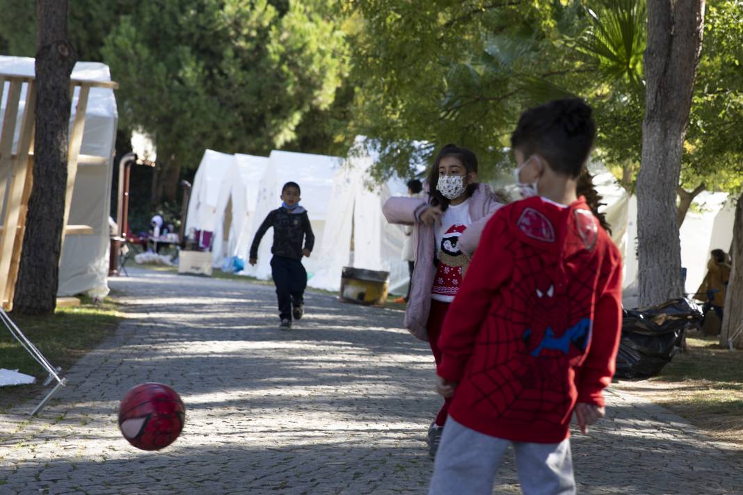 Depremzede çocuklar, korku dolu anları çadır kentte unutmaya çalışıyor 9