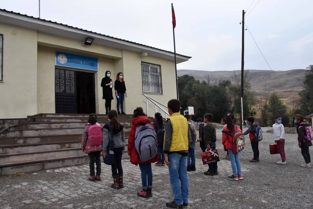 Köy çocuklarını geleceğe hazırlayan fedakar öğretmenler 9