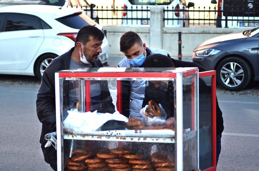 Konya'da taze simitleri "gönül gözüyle" müşterilerine ulaştırıyor 10