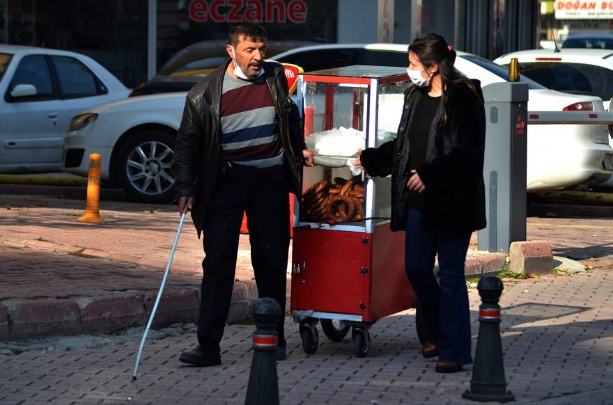 Konya'da taze simitleri "gönül gözüyle" müşterilerine ulaştırıyor 3