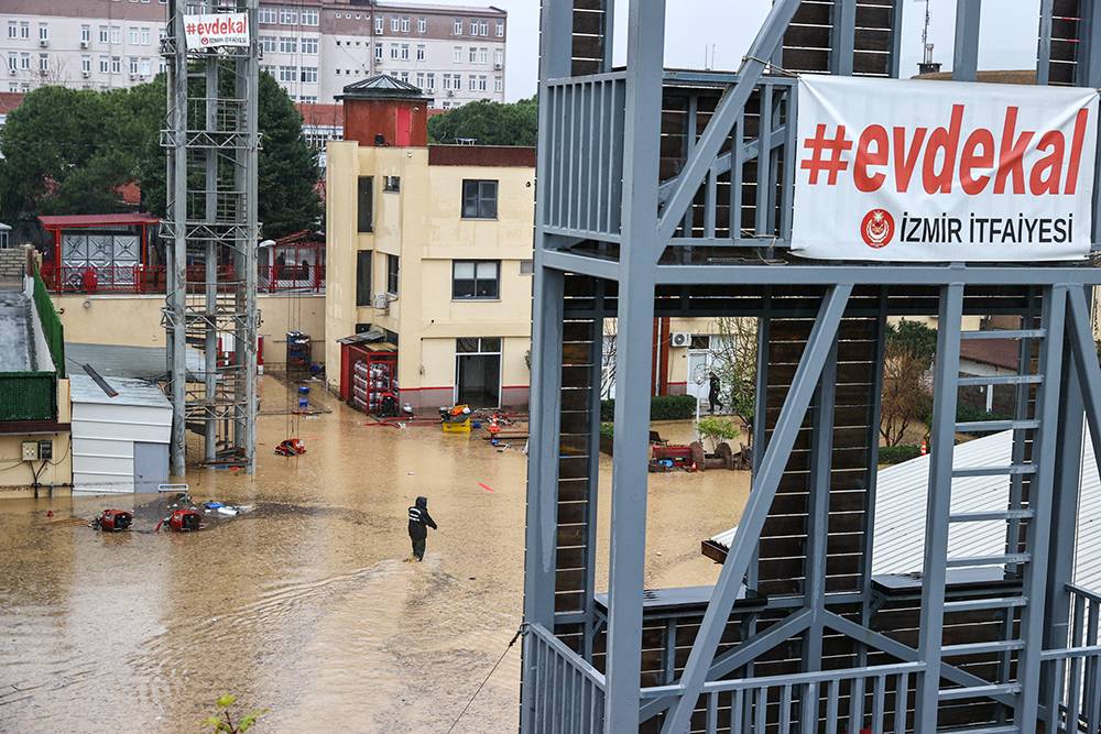 İzmir'de yaşanan yağış nedeniyle birçok ilçede sel felaketi yaşandı 1