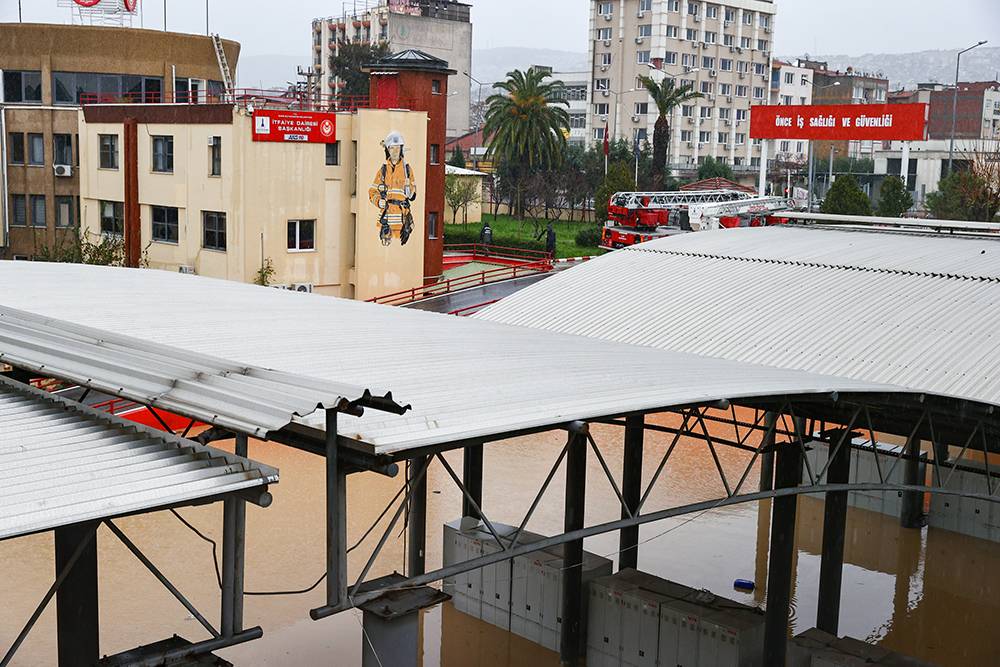 İzmir'de yaşanan yağış nedeniyle birçok ilçede sel felaketi yaşandı 10