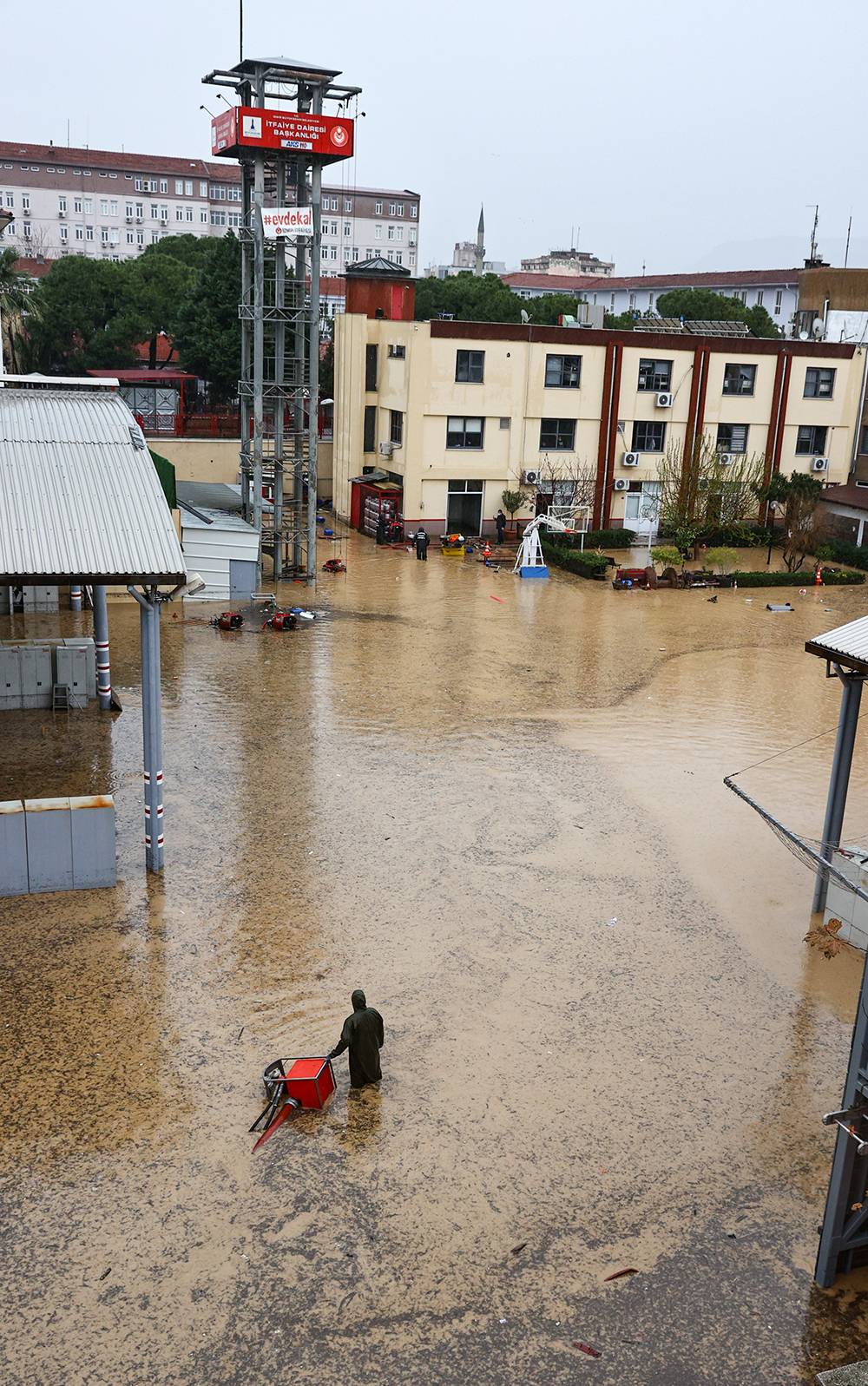 İzmir'de yaşanan yağış nedeniyle birçok ilçede sel felaketi yaşandı 14