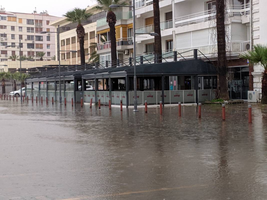 İzmir'de yaşanan yağış nedeniyle birçok ilçede sel felaketi yaşandı 15