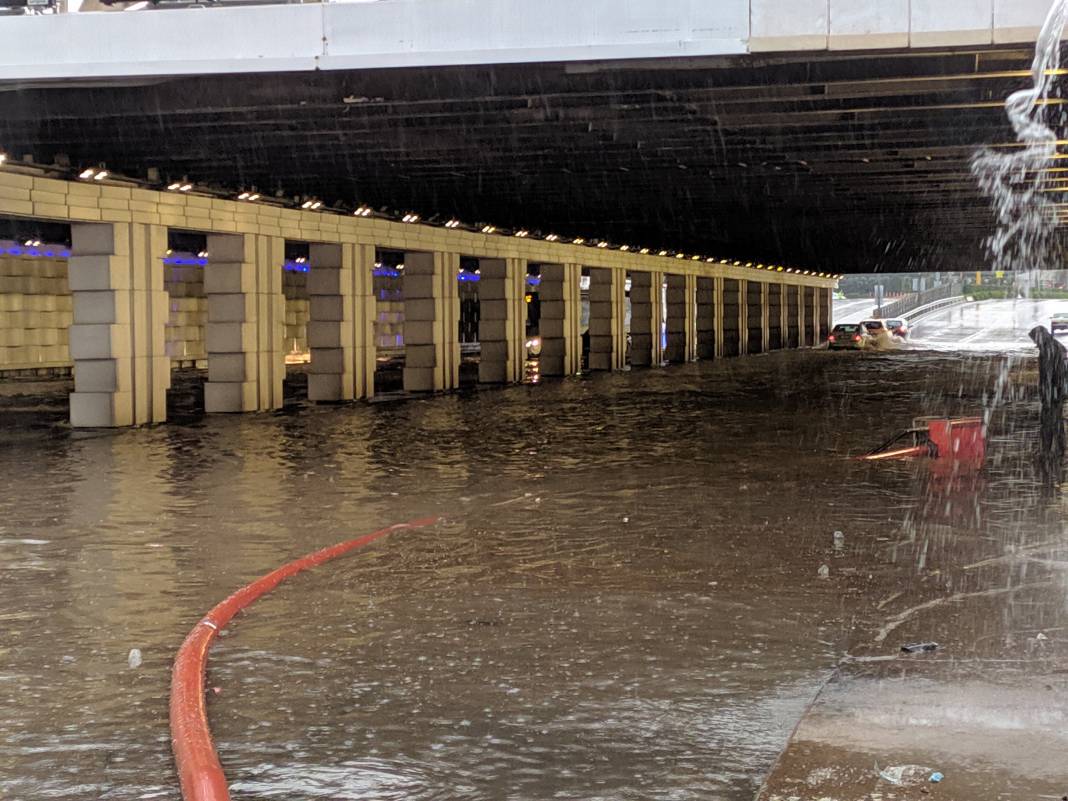 İzmir'de yaşanan yağış nedeniyle birçok ilçede sel felaketi yaşandı 16