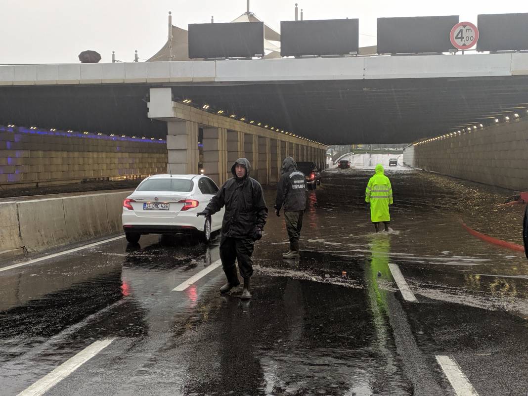 İzmir'de yaşanan yağış nedeniyle birçok ilçede sel felaketi yaşandı 18