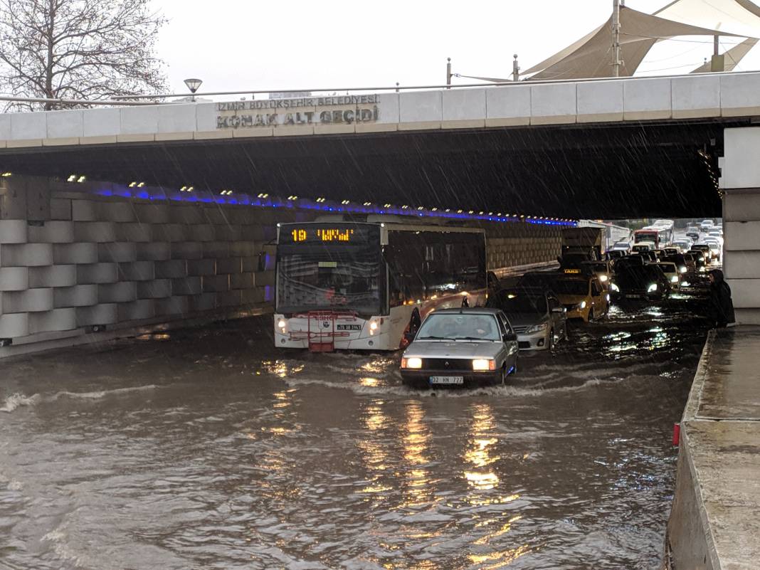 İzmir'de yaşanan yağış nedeniyle birçok ilçede sel felaketi yaşandı 19