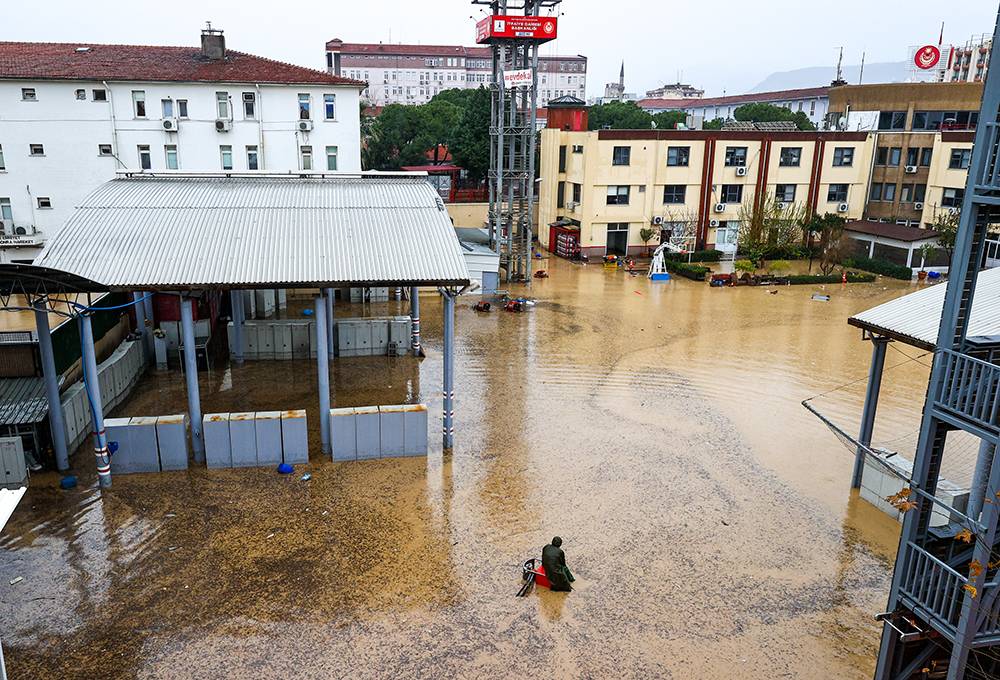 İzmir'de yaşanan yağış nedeniyle birçok ilçede sel felaketi yaşandı 2