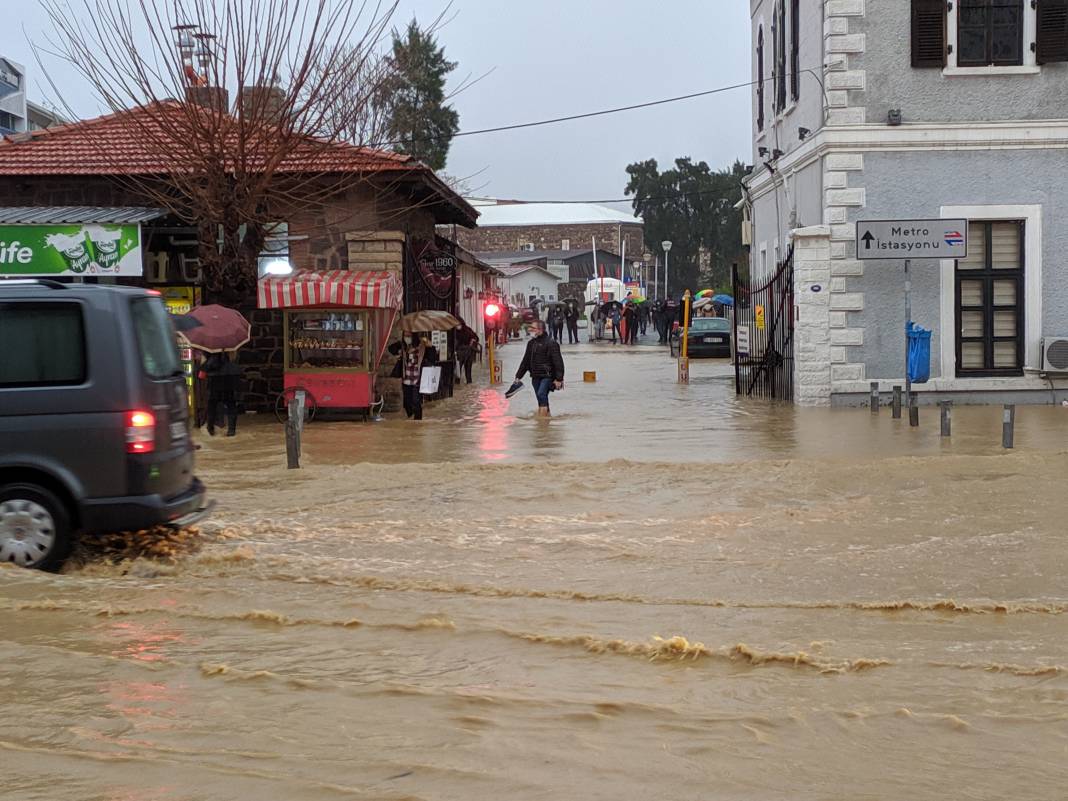 İzmir'de yaşanan yağış nedeniyle birçok ilçede sel felaketi yaşandı 20