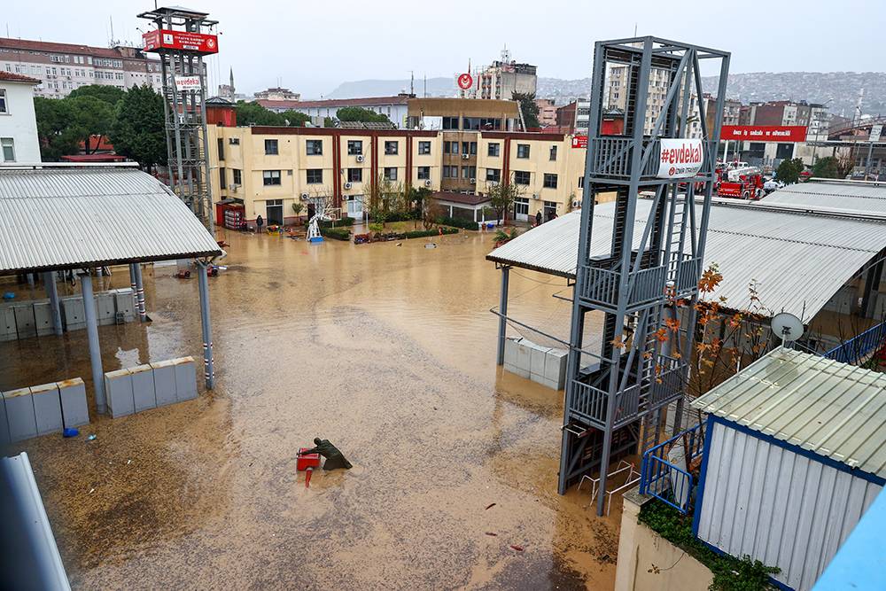 İzmir'de yaşanan yağış nedeniyle birçok ilçede sel felaketi yaşandı 3
