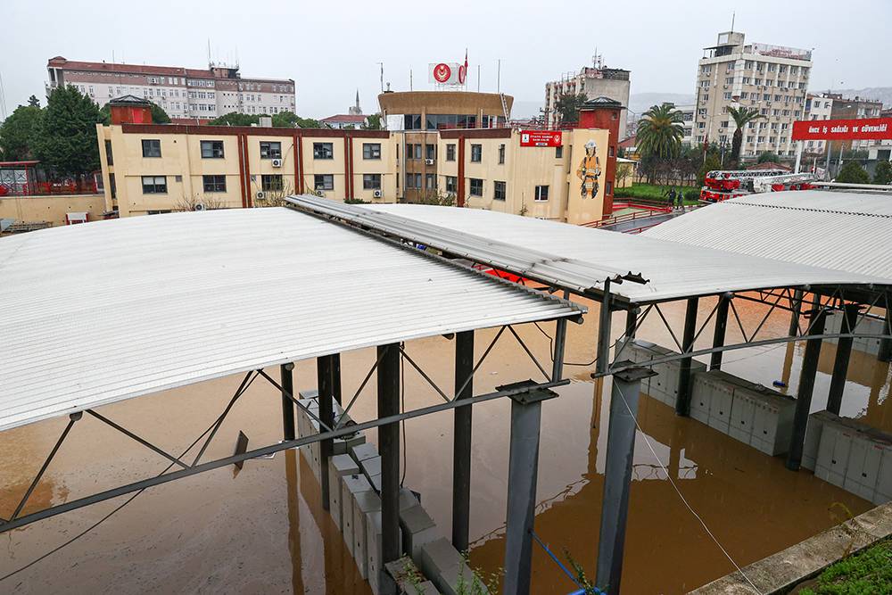 İzmir'de yaşanan yağış nedeniyle birçok ilçede sel felaketi yaşandı 8