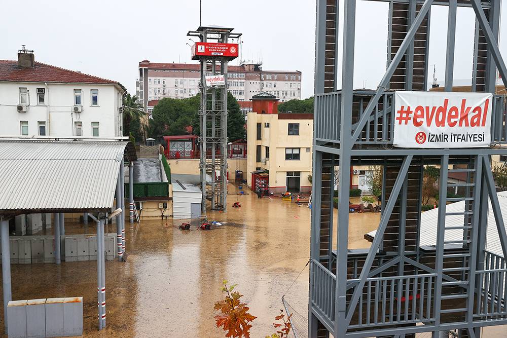 İzmir'de yaşanan yağış nedeniyle birçok ilçede sel felaketi yaşandı 9