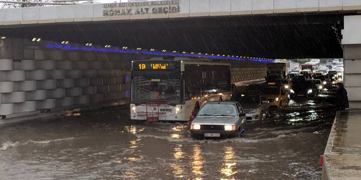 İzmir'de yaşanan yağış nedeniyle birçok ilçede sel felaketi yaşandı