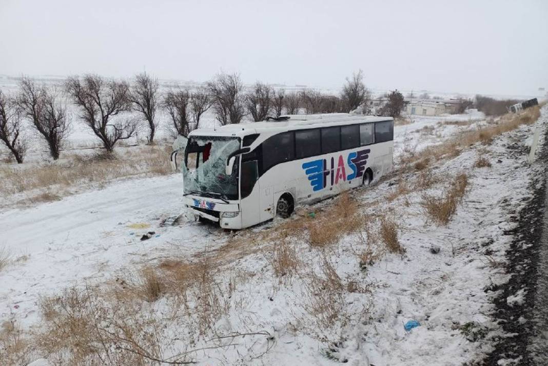 Konya'da tır, otobüs ve otomobilin karıştığı kazada: 5 ölü, 32 yaralı 10