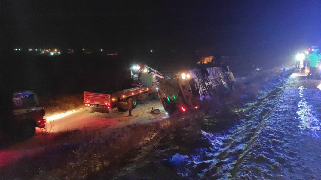 Konya'da tır, otobüs ve otomobilin karıştığı kazada: 5 ölü, 32 yaralı 4