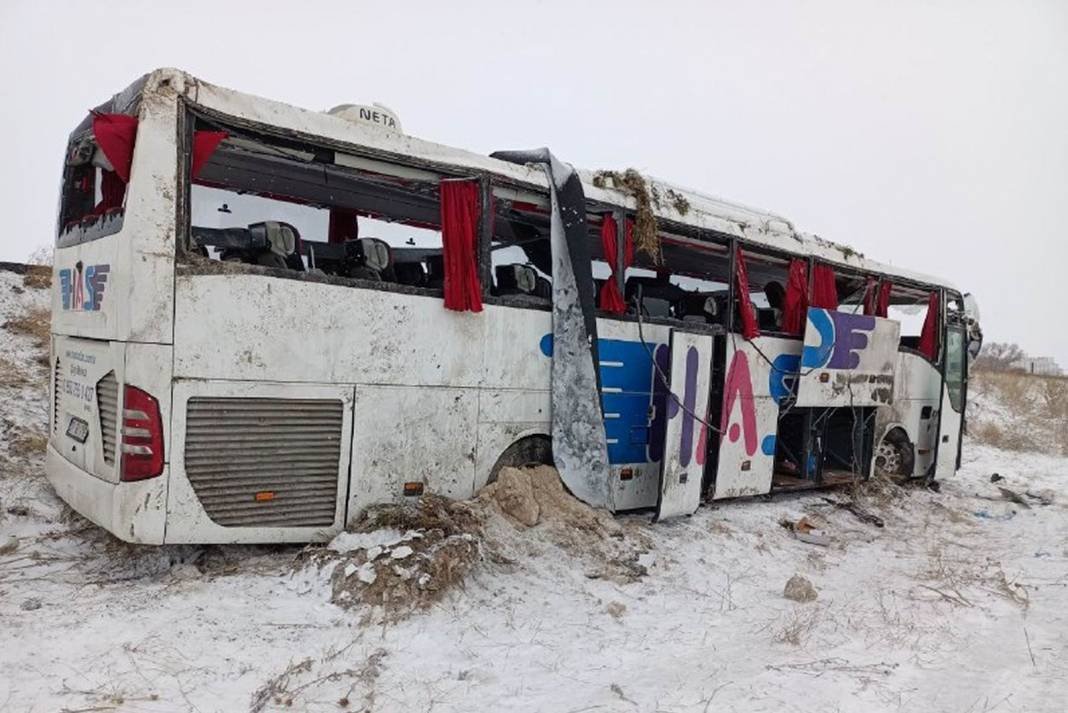 Konya'da tır, otobüs ve otomobilin karıştığı kazada: 5 ölü, 32 yaralı 8