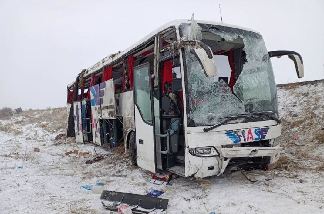 Konya'da tır, otobüs ve otomobilin karıştığı kazada: 5 ölü, 32 yaralı 9