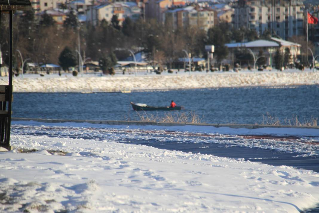 Beyşehir gölüne kar ve buz hakim oldu 7