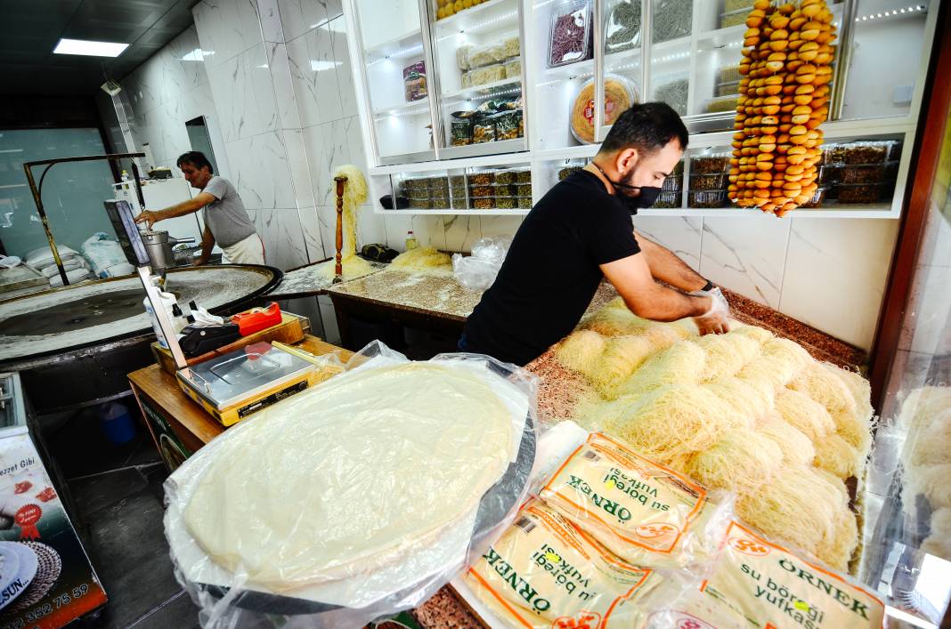 Konya'da geleneksel yöntemlerle üretilen tel kadayıf sofraları tatlandırıyor 10
